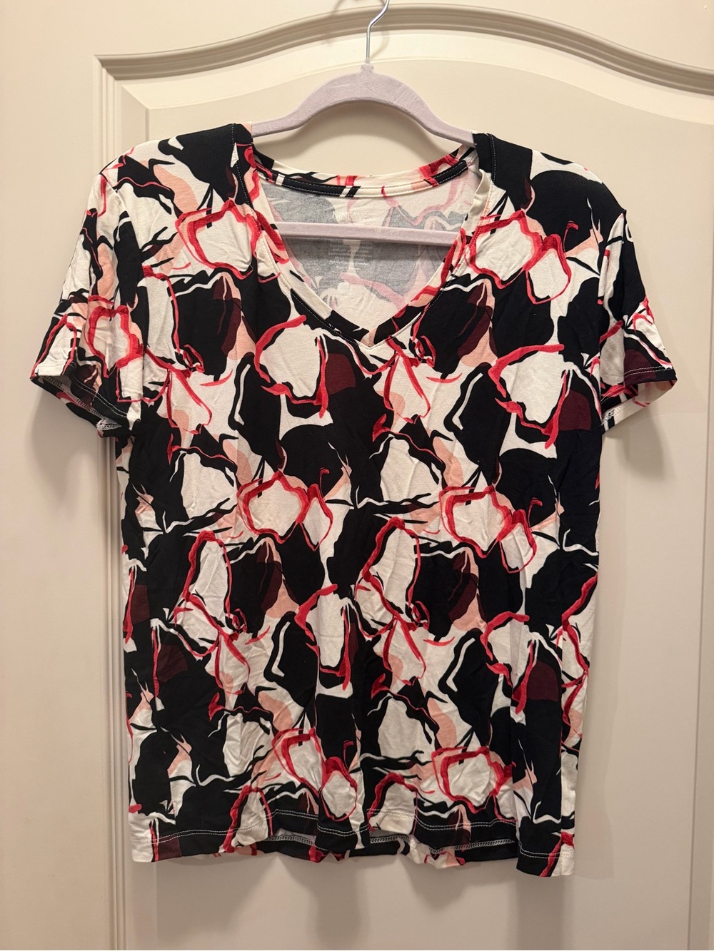 NWOT Nine West Abstract V-Neck Short Sleeve Top in Black, White & Red - Picture 2 of 8